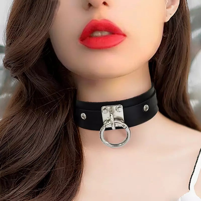 O-ring faux leather choker